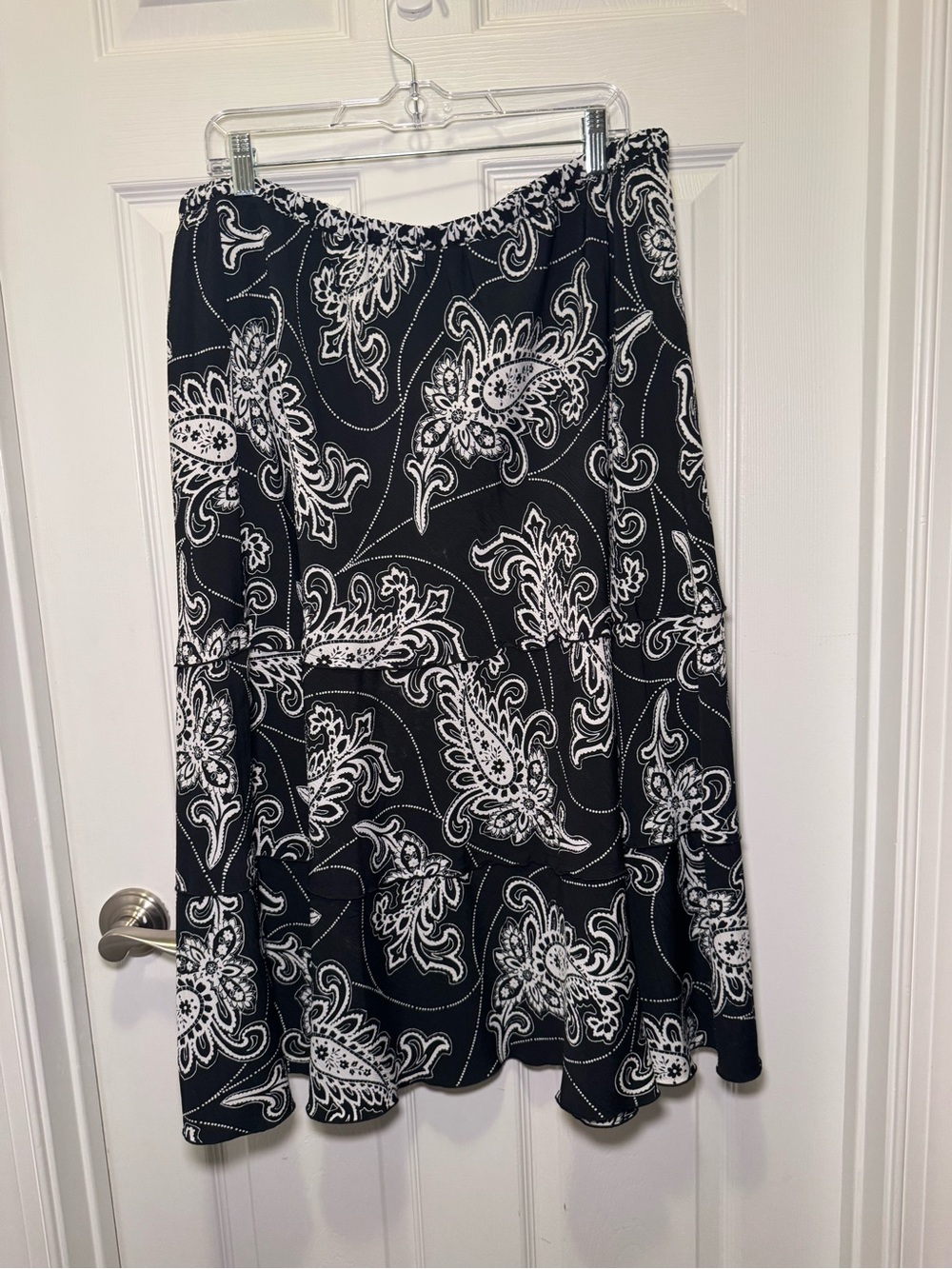 Alfred Dunner Black White Paisley Tiered Pull-On Skirt Women’s Size 20 - Picture 3 of 6